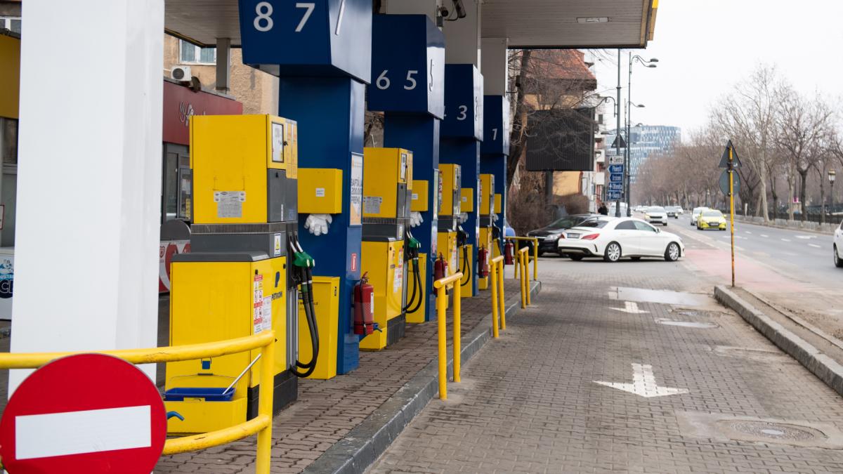 Benzina scade SUB 8,4 lei! Cât costă motorina, după ieftinirea de joi