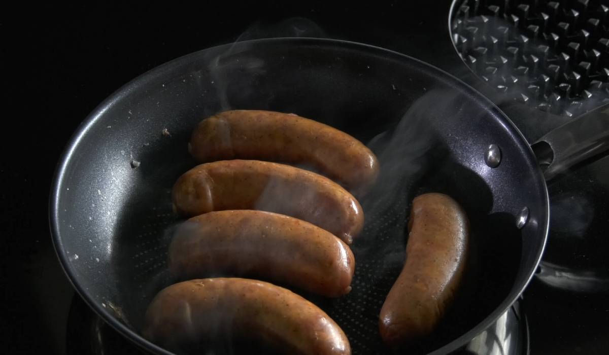 Varza călită cu cârnați Durdulii promite o masă savuroasă și rapidă pentru întreaga familie Un preparat culinar tradițional, varza călită cu cârnați Durdulii, se prezintă ca o soluție gustoasă pentru o masă rapidă, dar consistentă