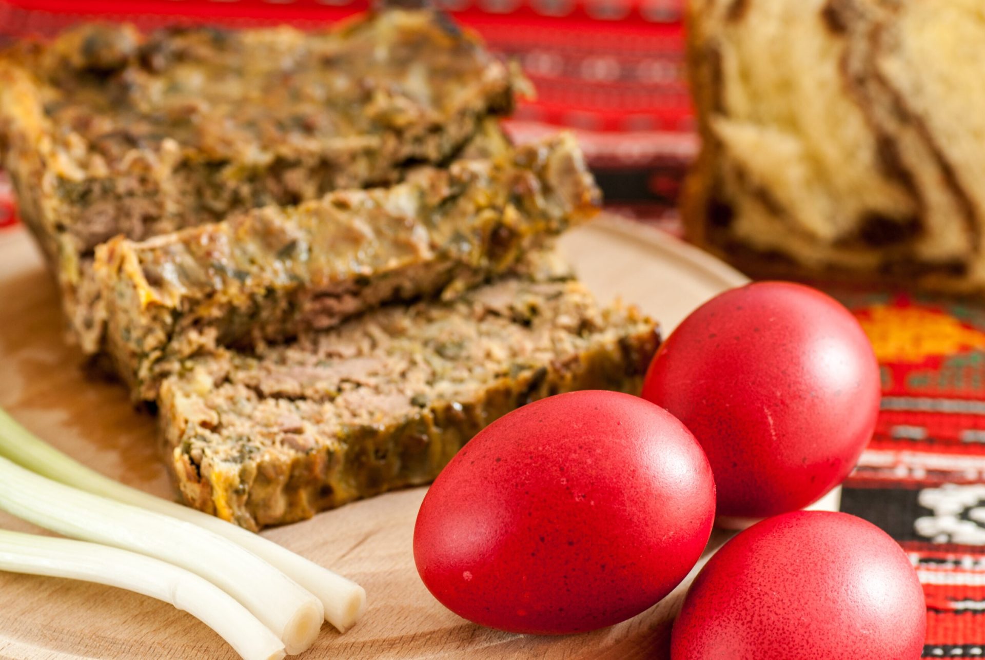Producătorii de carne de miel din Bulgaria se confruntă cu probleme similare cu cele ale crescătorilor români, fiind afectați de creșterea prețurilor la producție și de importurile ilegale, inclusiv din România, care le pun în pericol afacerile