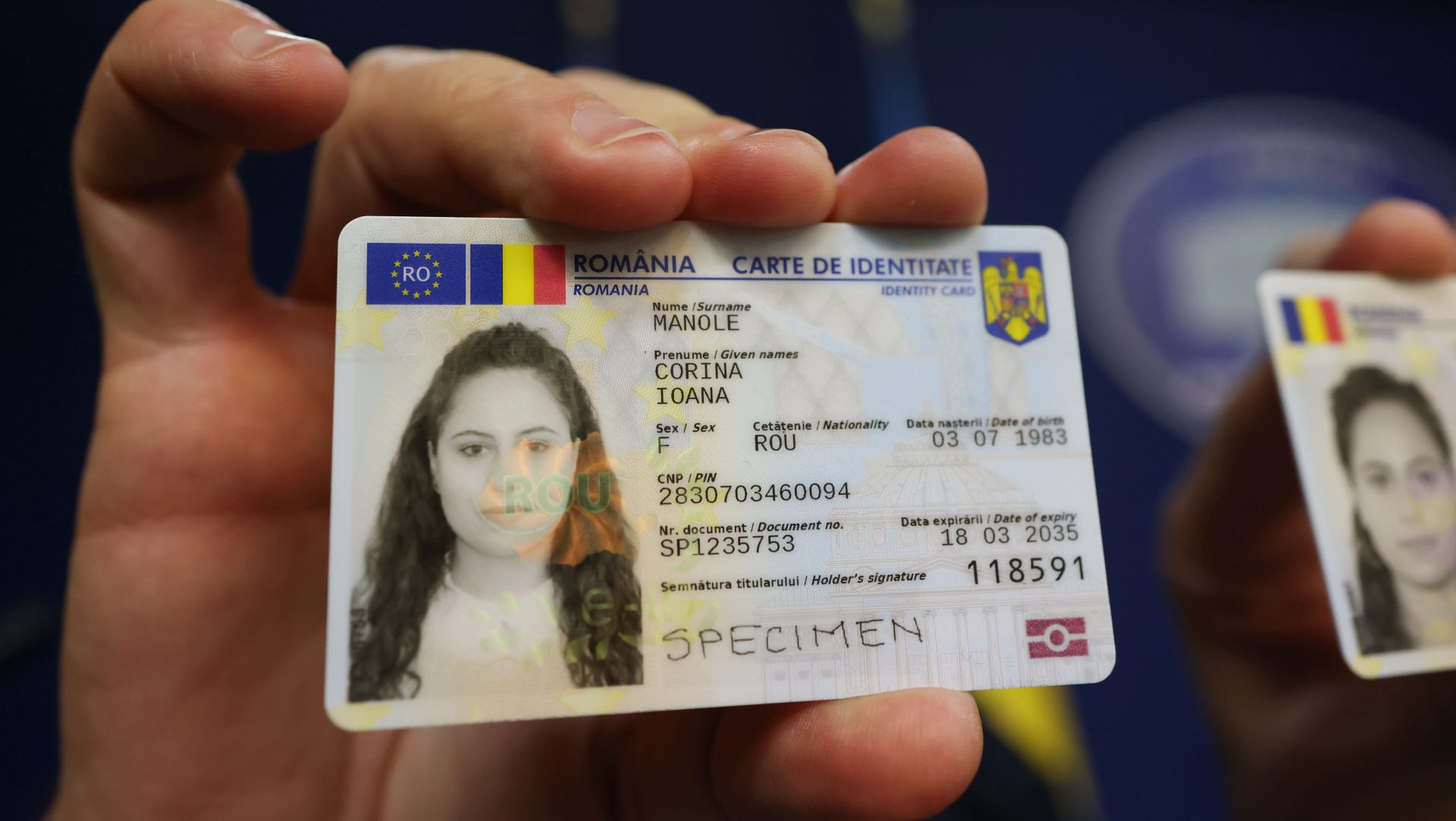 Românii din Republica Moldova, cu CI electronice în curând: Adresele din țara vecină, incluse București – Cetățenii români cu domiciliul în Republica Moldova, care se confruntă cu dificultăți în obținerea sau reînnoirea buletinelor de identitate, ar putea beneficia în curând de cărți electronice de identitate (CIe)