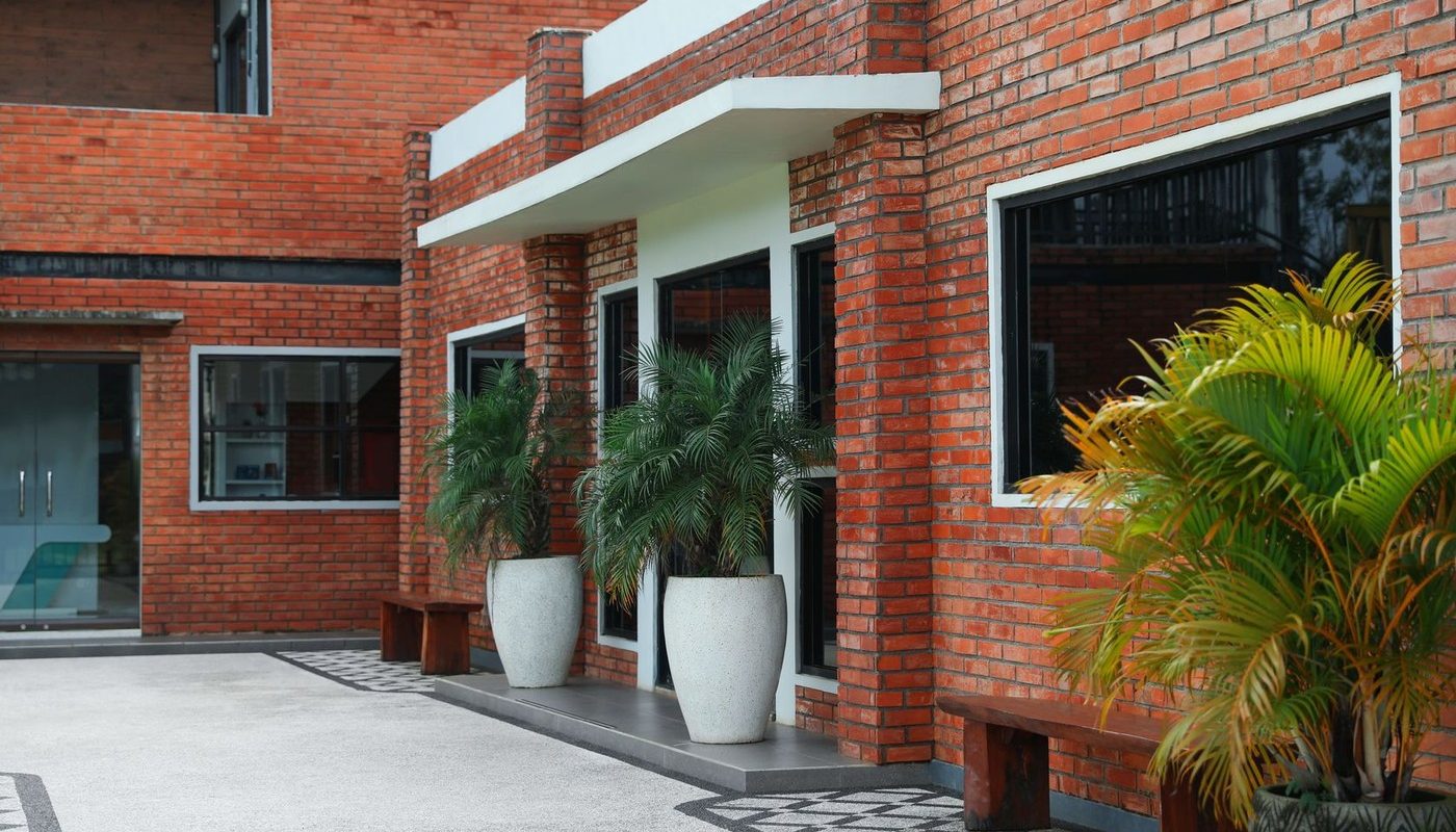 Geamuri permanent deschise pe casa scării: Ce reglementează legea?