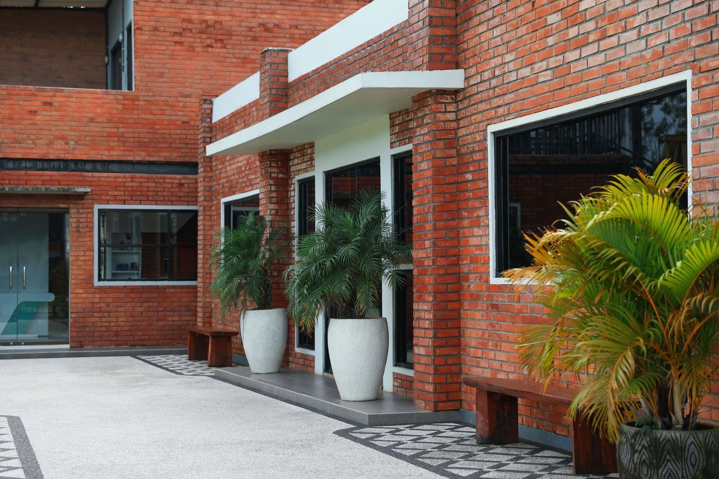 Geamuri permanent deschise pe casa scării: Ce reglementează legea?