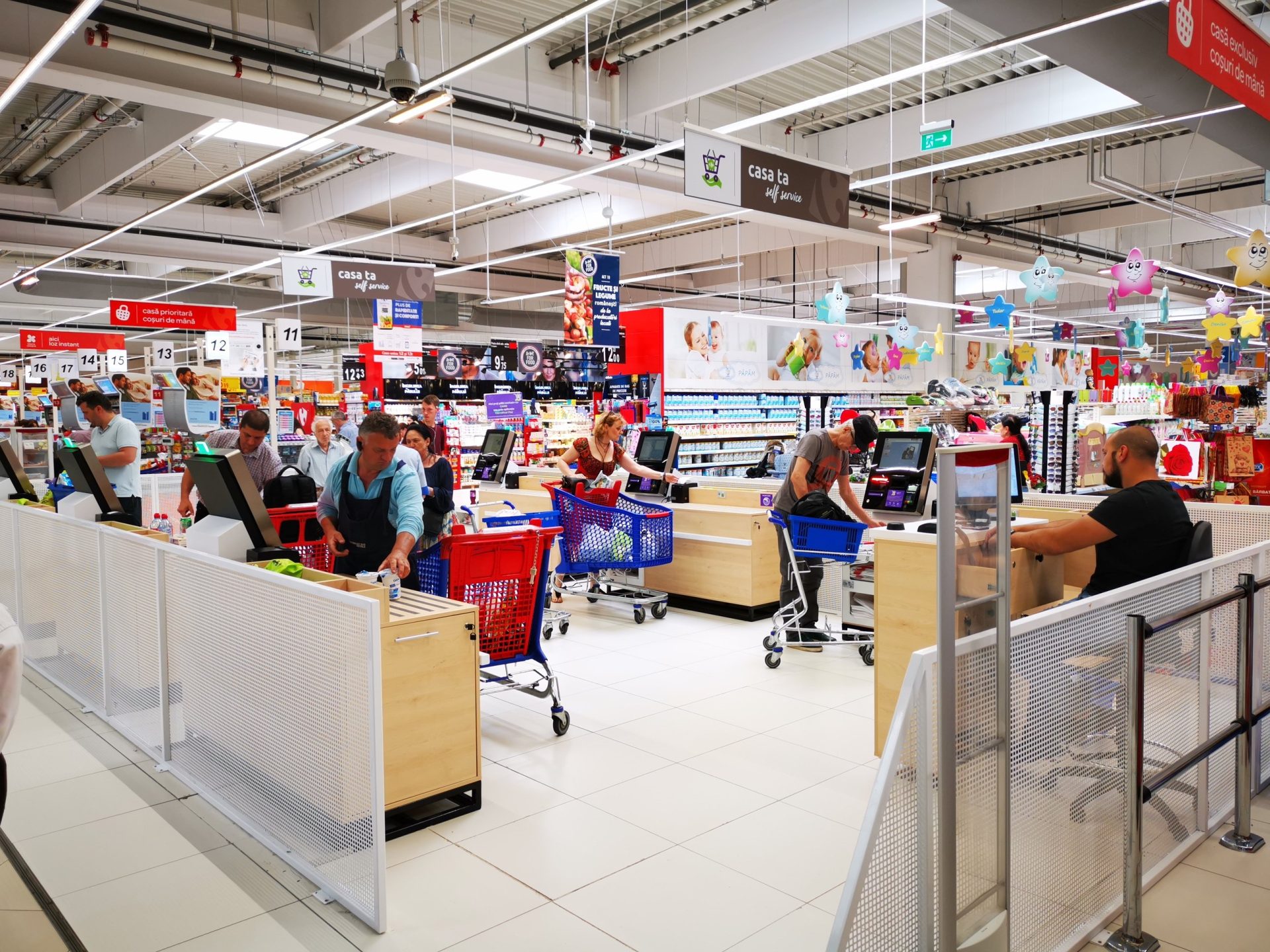 Magazinele marilor retaileri vor fi închise în ziua de Paște, oferind angajaților o zi liberă