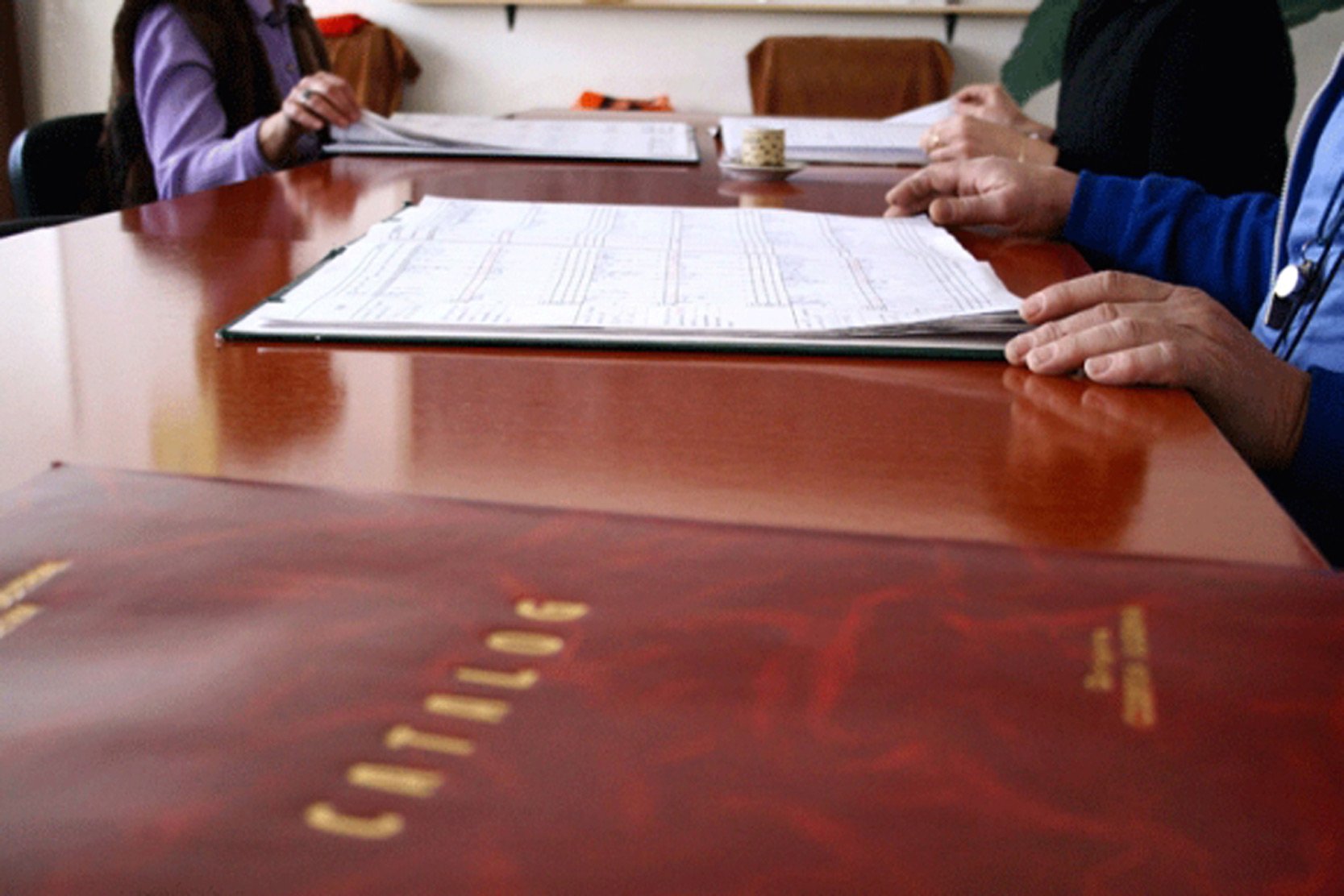 Catalogul clasic, încă prezent în școli: De ce digitalizarea educației merge greu Deși cataloagele clasice, pe hârtie, nu mai sunt obligatorii în școlile din România de mai bine de trei ani, acestea continuă să fie folosite pe scară largă