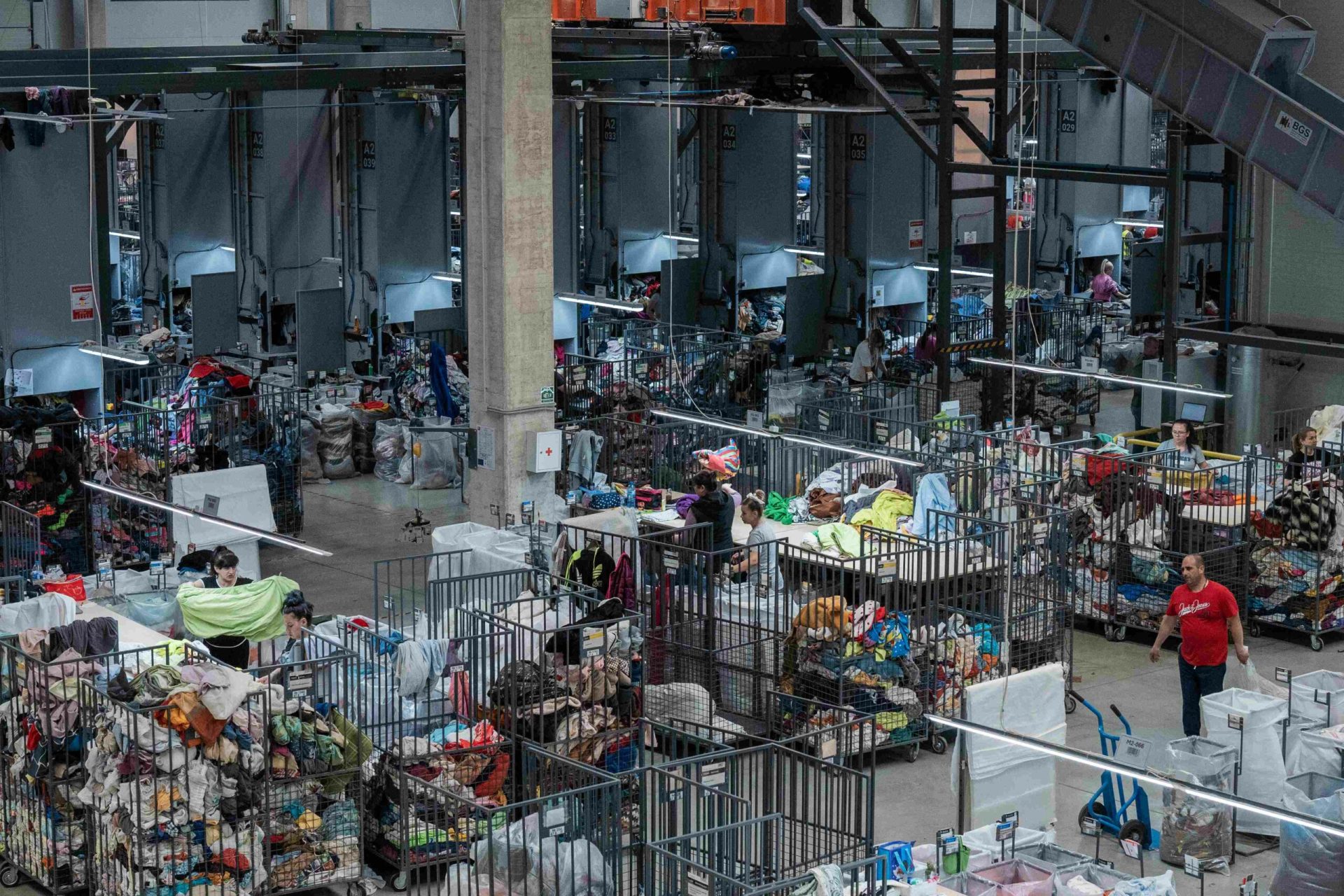 Magazinele second-hand, pe punctul de dispariție în România