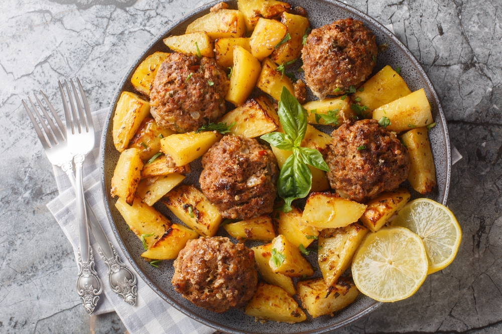 Chifteluțe grecești: Rețeta SECRETĂ la cuptor, gata în timp record