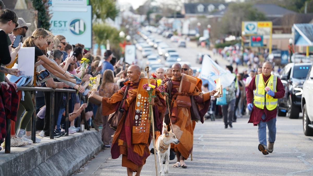 Budiștii din SUA și cățelul viral: Marș pentru Pace în SRI Lanka