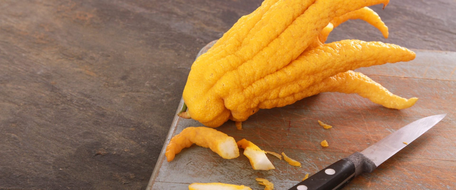 Aroma citricelor, secretul stării de bine: Un nou studiu dezvăluie efectele uleiurilor esențiale Un studiu recent realizat de Universitatea Zhejiang din China arată că aromele din uleiurile esențiale de citrice pot regla starea de spirit, prin sincronizarea răspunsurilor fiziologice, neuronale și senzoriale