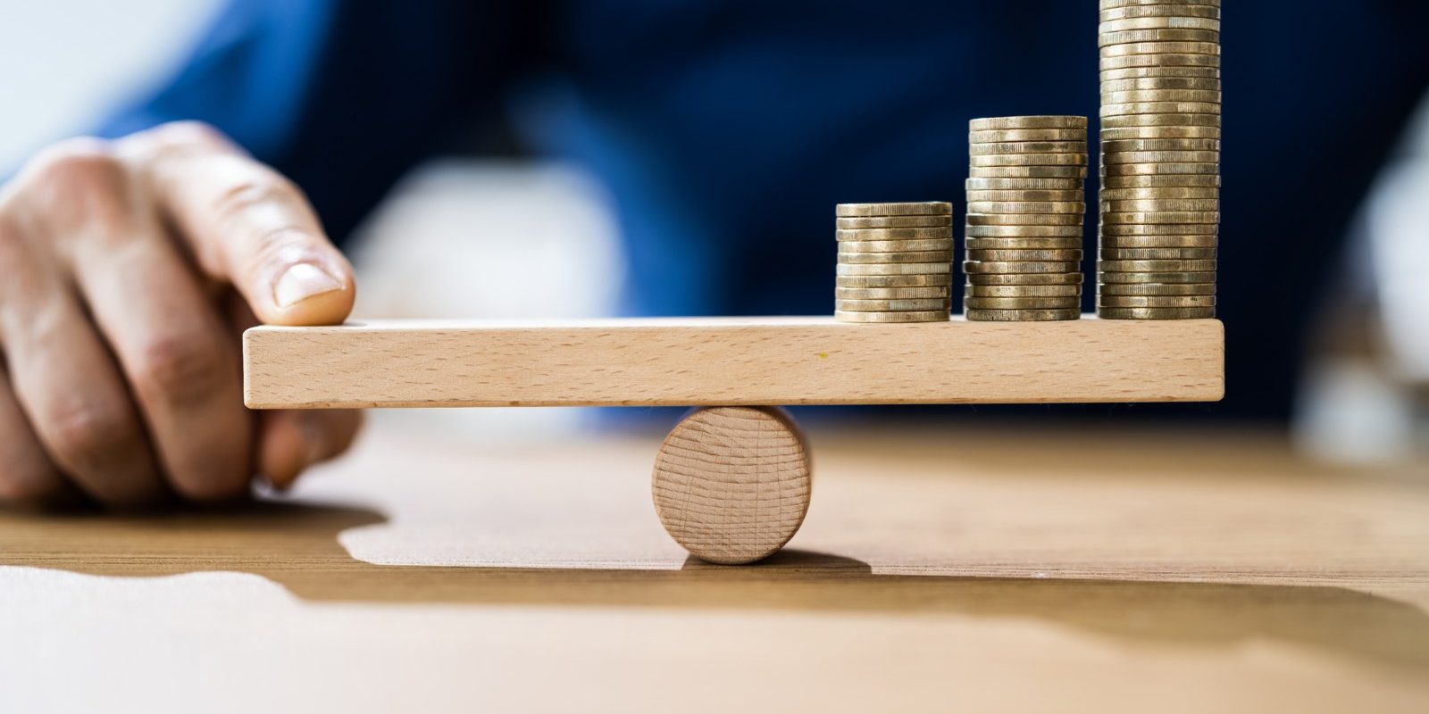 Inflația roade economia: Firmele înghit, românii strâng cureaua!