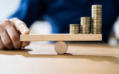 Inflația roade economia: Firmele înghit, românii strâng cureaua!