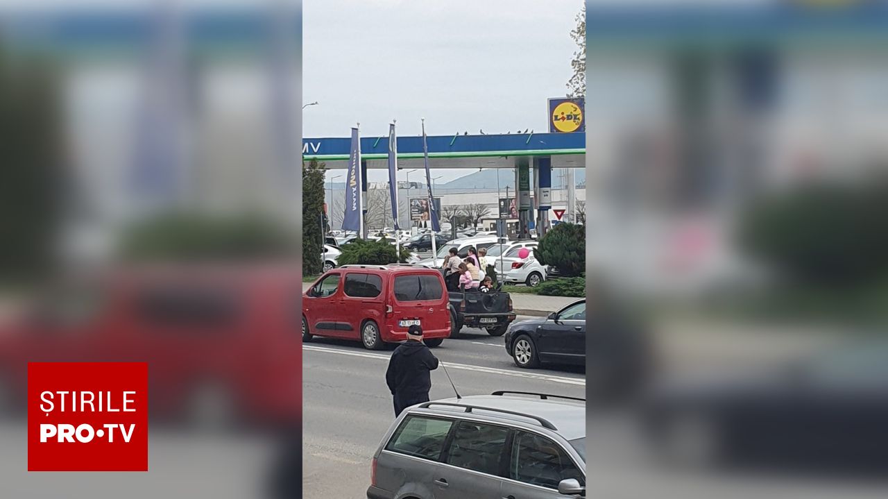 Șofer din Alba, cu 7 copii în benă: Imaginile au explodat online. Ce s-a întâmplat