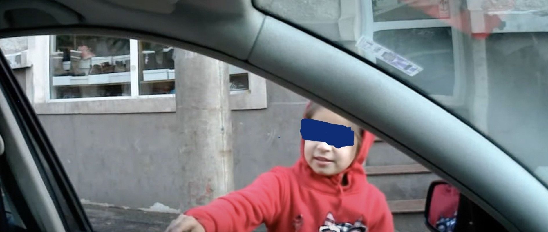 Operațiune amplă în Grecia: Peste 400 de victime ale traficului, identificate cerșind Autoritățile elene au descoperit, în primele trei luni ale acestui an, peste 400 de persoane exploatate sau traficate, majoritatea provenind din România și Bulgaria