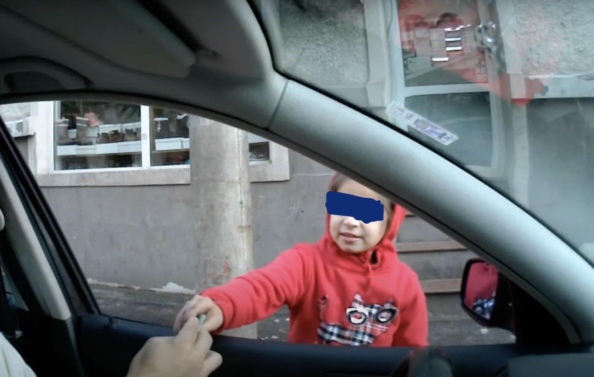 Operațiune amplă în Grecia: Peste 400 de victime ale traficului, identificate cerșind Autoritățile elene au descoperit, în primele trei luni ale acestui an, peste 400 de persoane exploatate sau traficate, majoritatea provenind din România și Bulgaria