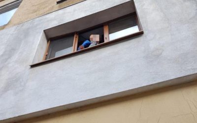 Copil pe marginea ferestrei, salvat de polițiștii de la Rutieră