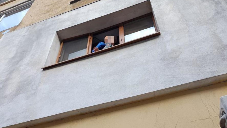 Copil pe marginea ferestrei, salvat de polițiștii de la Rutieră