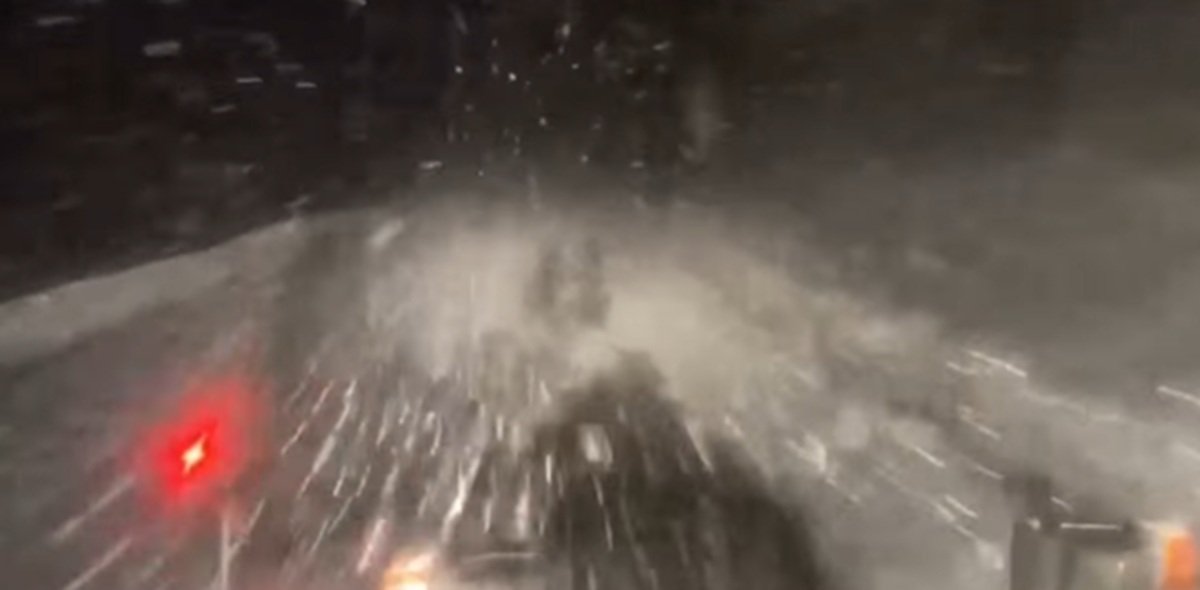 Zona montană a județului Vâlcea se confruntă cu ninsori abundente, care au impus intervenția imediată a utilajelor de deszăpezire pe drumurile din zonă, potrivit informațiilor disponibile