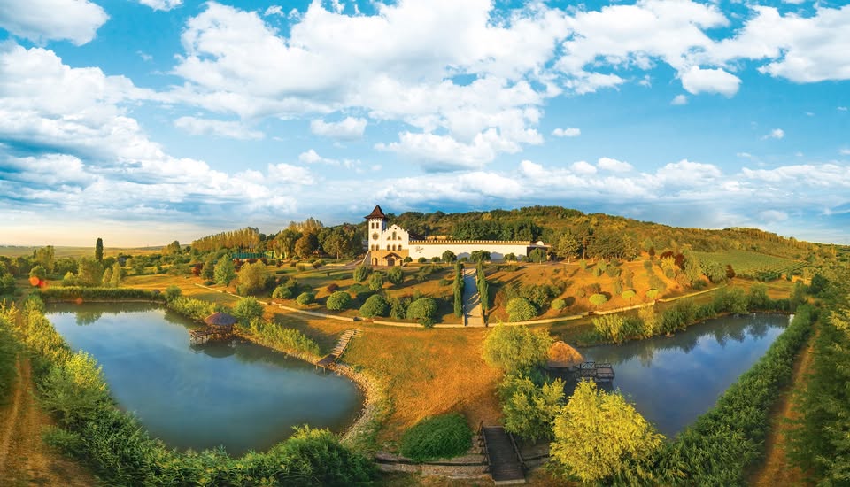 Purcari Wineries achiziționează crama SERVE Ceptura: o mișcare strategică în industria vinului românesc Purcari Wineries a finalizat în luna martie achiziția cramei SERVE Ceptura, marcând o tranzacție importantă în industria vinului din România