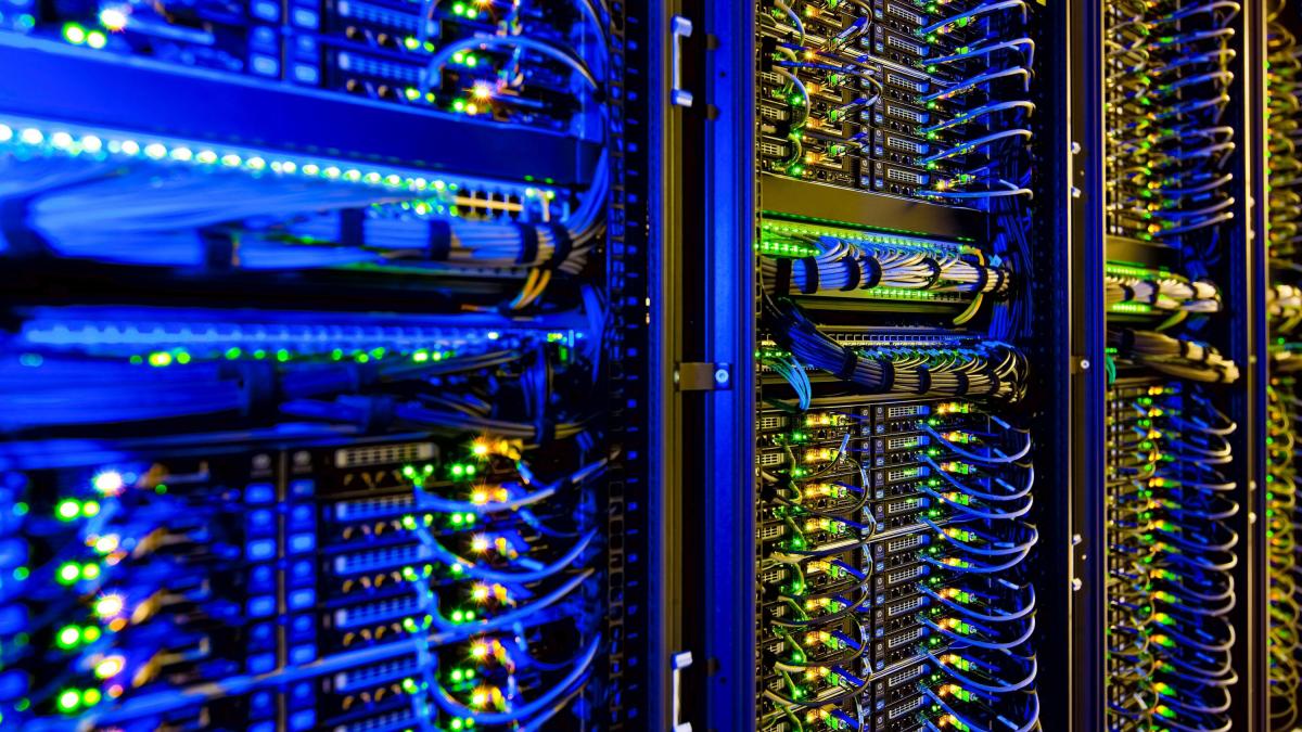 Americanii, SăRăCIT de AI: Facturi la curent explozive, Giganții Tech – BOGAȚI