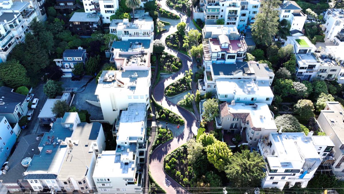 Cum arată „cea mai strâmbă” stradă din Lume, în 2026? Orașul-paradox din SUA