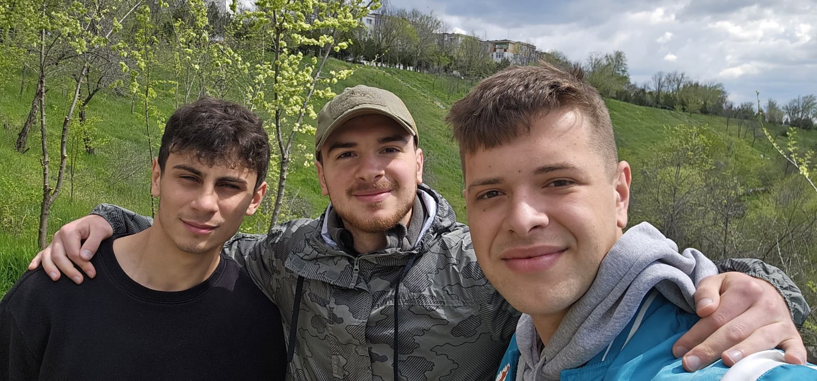 FOTO: Trei gălățeni, gest impresionant în Vinerea Mare: Au curățat parcul copilăriei