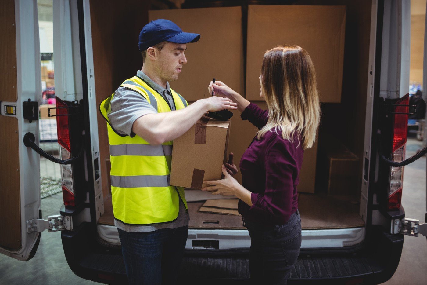 SAMEDAY și Cargus obțin aprobarea Consiliului Concurenței pentru fuziune, marcând o schimbare majoră pe piața de curierat Consiliul Concurenței a aprobat fuziunea dintre companiile de curierat SAMEDAY și Cargus, consolidând astfel poziția celor două firme pe piața din România