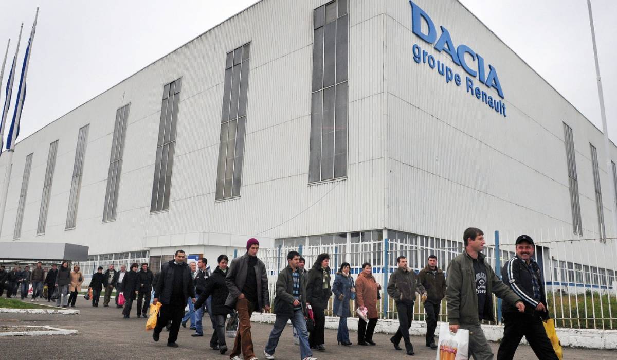Renault dă afară masiv: Uzina Dacia Titu, în pericol din cauza crizei
