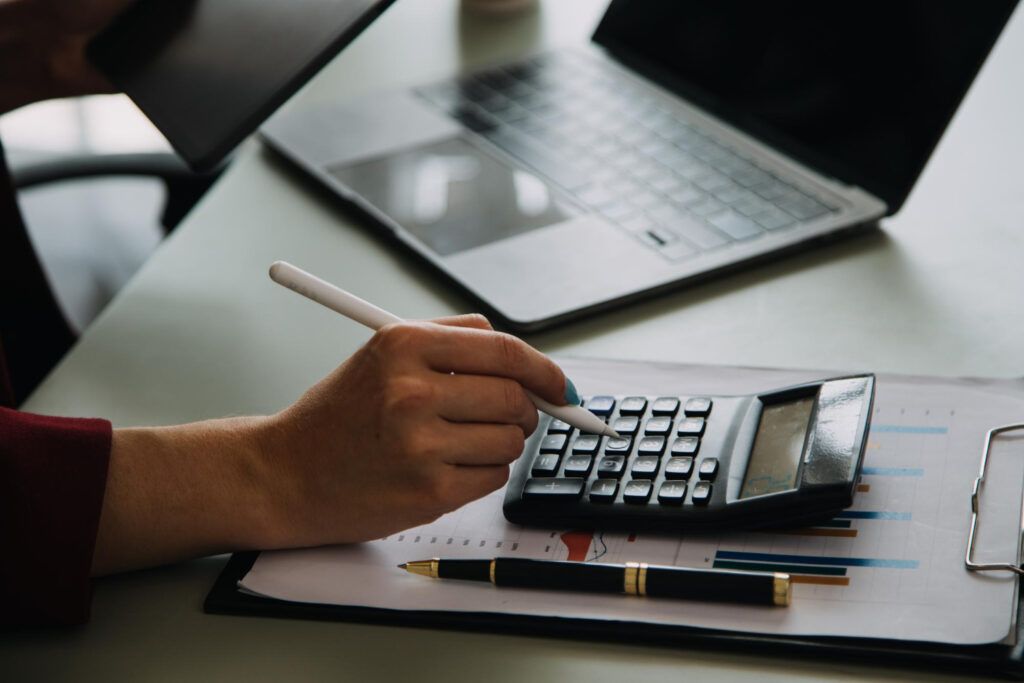 Cine sunt ROMÂNII cu datorii la stat: Pragul minim și unde sunt datele