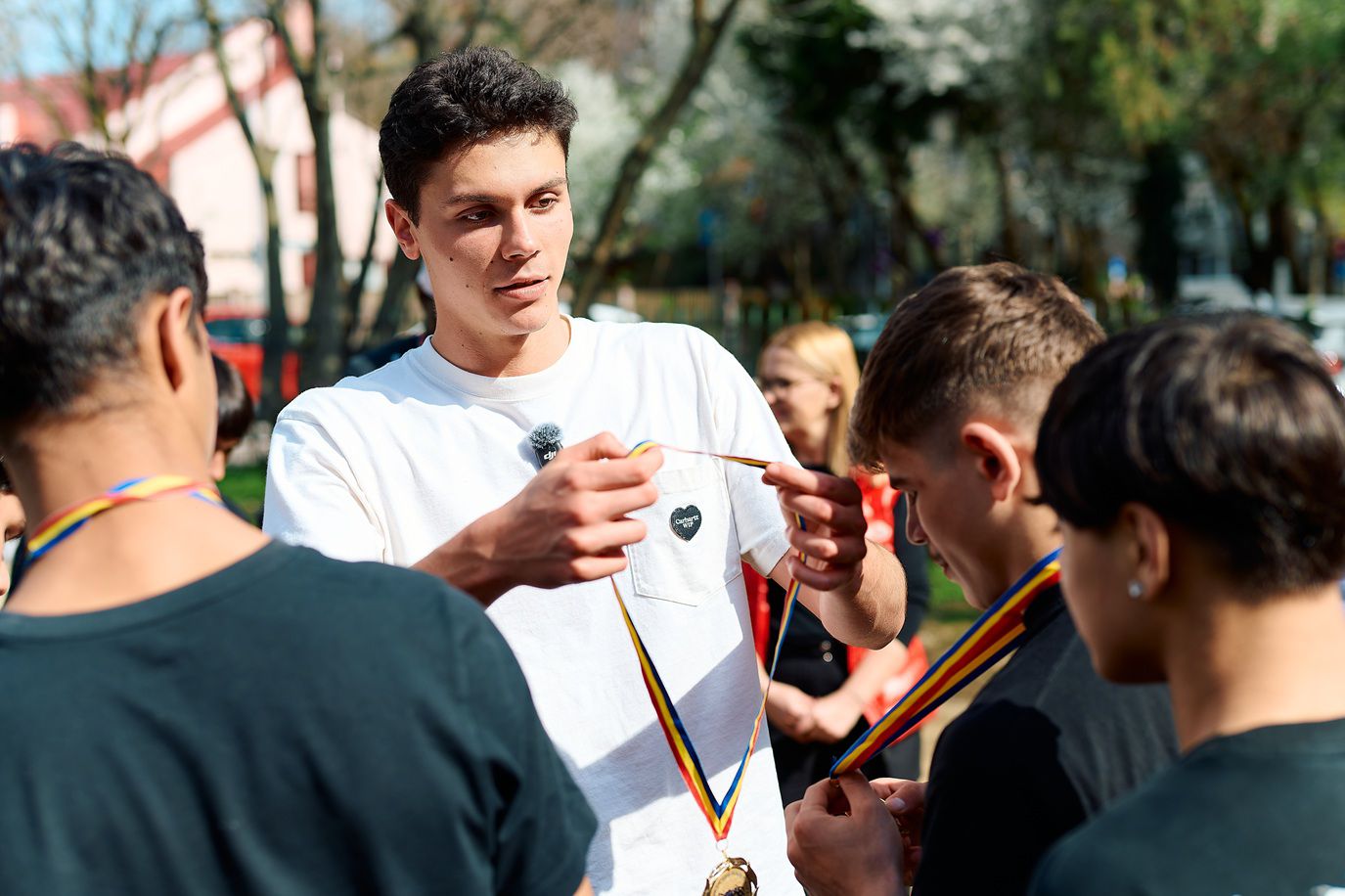 Campioana Înotului, DAVID POPOVICI, le-a adus zâmbete copiilor dintr-o casă familială din Capitală București – Înotătorul ROMÂN DAVID POPOVICI, ambasador al Fundației Hope and Homes for Children România, a petrecut timp cu cei 12 copii dintr-o casă familială situată în Sectorul 4 al capitalei