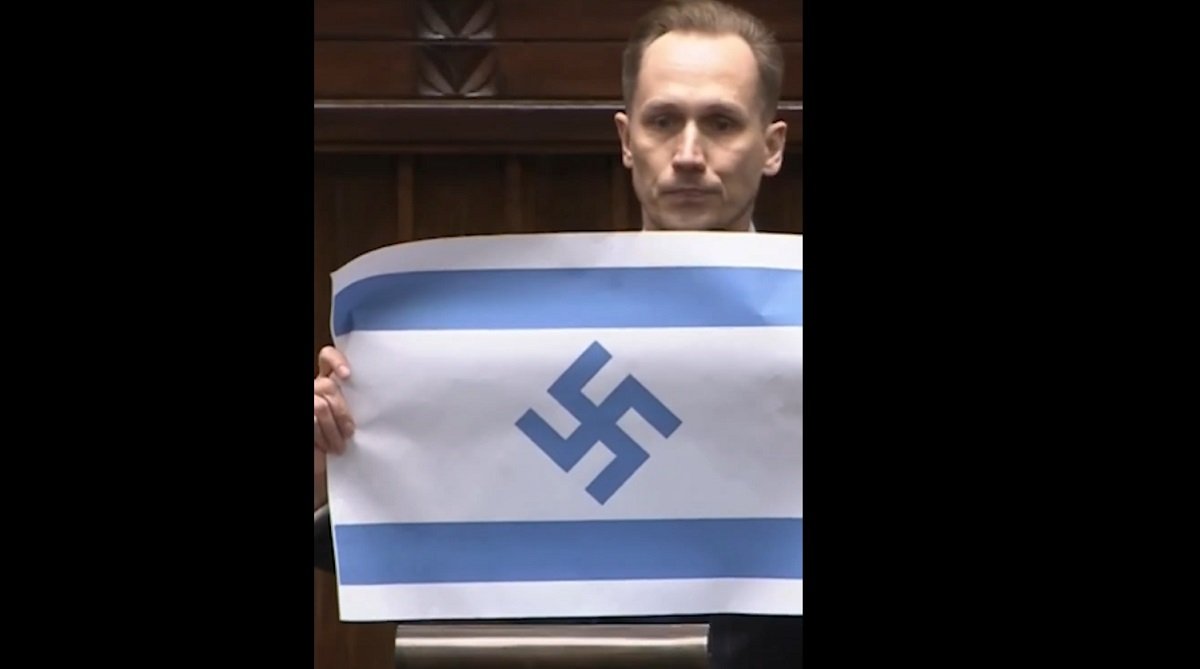 Deputat extremist, șoc în Parlamentul polonez: Steag israelian cu svastică