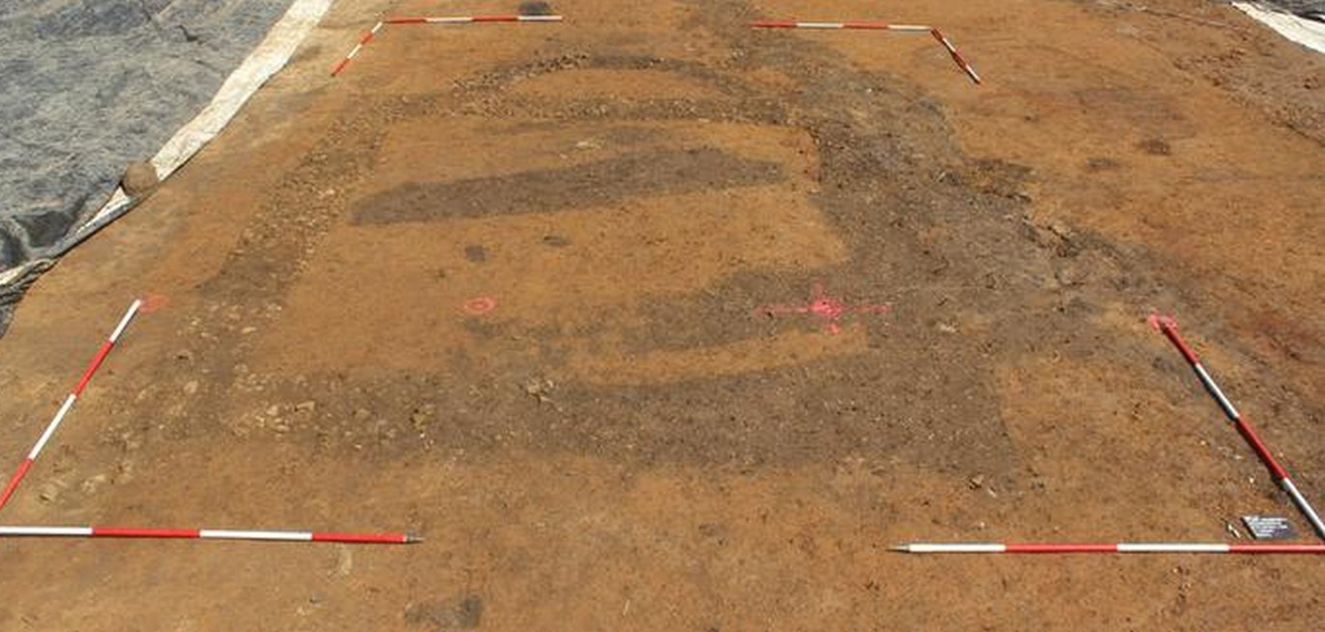 Un sanctuar roman de o importanță majoră, descoperit sub străzile orașului german FRANKFURT, dezvăluie ritualuri religioase complexe, inclusiv posibile sacrificii umane, și promite să rescrie istoria provinciilor germane