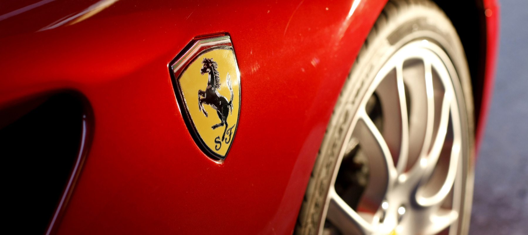 Ferrari electric: Cât costă bolidul de lux, primul 100% electric