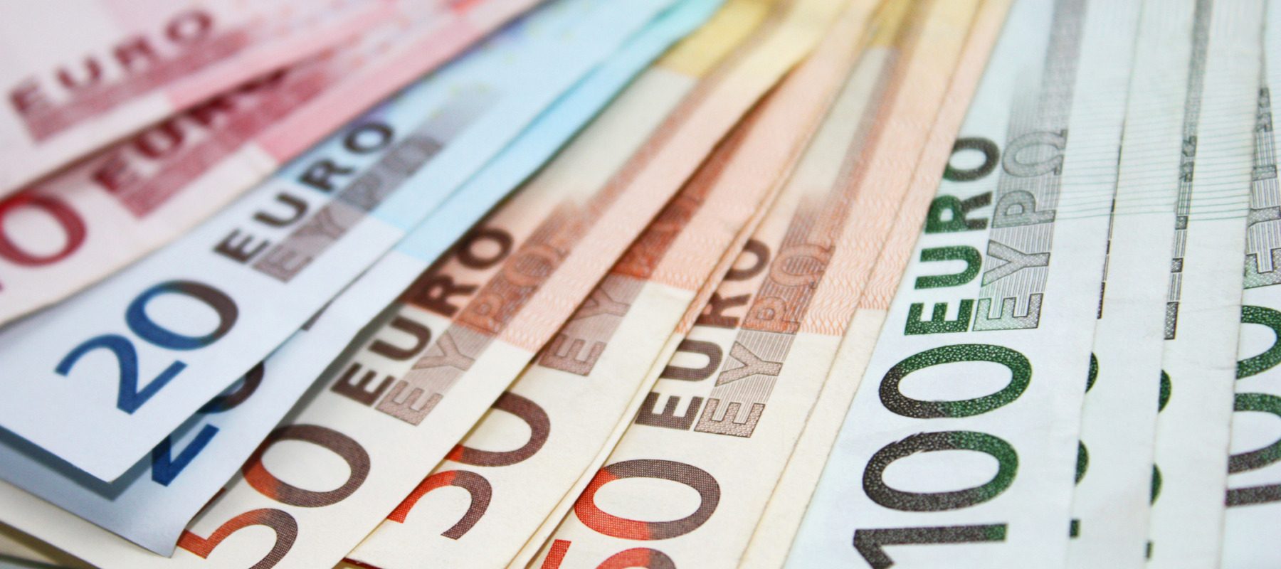 GUVERNUL francez vine în sprijinul IMM-urilor afectate de criza hidrocarburilor, cu împrumuturi rapide PARIS – Guvernul francez va lansa un program de împrumuturi cu acces rapid pentru a ajuta companiile mici și mijlocii (IMM-uri) afectate de creșterea prețurilor la hidrocarburi