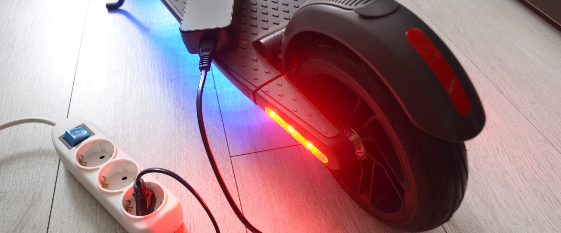 Apartament, DIN NOU în flăcări: Pericol MORTAL ascuns în priză. Sfaturile inginerului