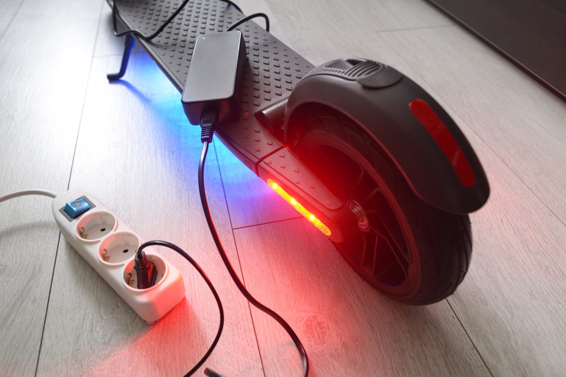 Un apartament din București a fost cuprins de flăcări recent, incendiul fiind provocat de o trotinetă electrică lăsată la încărcat