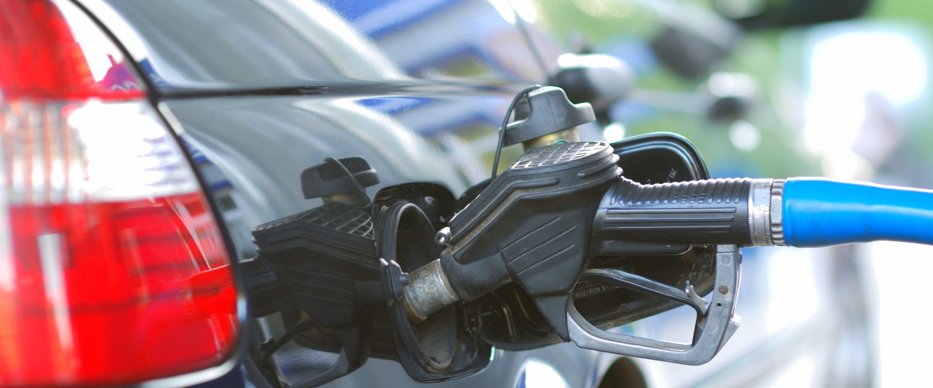 Benzina se scumpește, iar! Prețul de JOI, o simplă „oscilație”, spun specialiștii