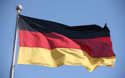 Rescrie acest titlu ca un jurnalist român experimentat. Între 55-70 caractere, captivant, direct. Stilul ziarelor Libertatea, Adevărul, HotNews. Titlu: Tinerii din Germania pot călători în străinătate fără permisiune prealabilă, anunță ministerul Apărării / Ce prevede noua lege a serviciului militar REGULI STRICTE: – Răspunde cu UN SINGUR titlu, nimic altceva – Prima literă din titlu TREBUIE să fie MAJUSCULĂ – NUMELE PROPRII CU LITERĂ MARE OBLIGATORIU: Donald Trump (nu donald Trump), Mircea Lucescu (nu mircea Lucescu), București (nu București), România (nu România), Europa (nu Europa) – Folosește DIACRITICE corecte: Ă, î, â, ș, ț (nu a, i, a, s, t). Exemplu: Mașină (nu masina), încă (nu inca), față (nu fata) – Fără ghilimele în jurul titlului – Fără majuscule la fiecare cuvânt (nu Title Case) – doar prima literă din propoziție și numele proprii – Fără punct la finalul titlului – Fără „Iată ce…”, „Află cum…”, „Descoperă…”, „Află acum”, „Surpriză:” – Fără semne de exclamare (!) – SCRIE DOAR ÎN LIMBA ROMÂNĂ – dacă titlul original e în altă limbă, traduce-l – Fără formatare markdown sau HTML