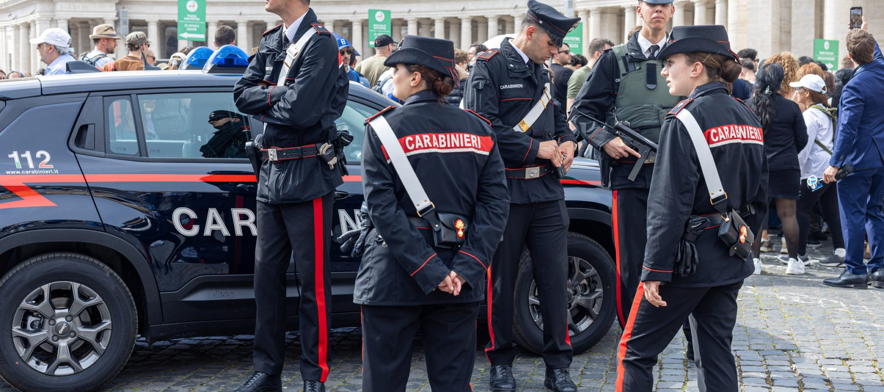 Jaf spectaculos la Napoli: Hoții cu măști celebre, evadați prin canalizare