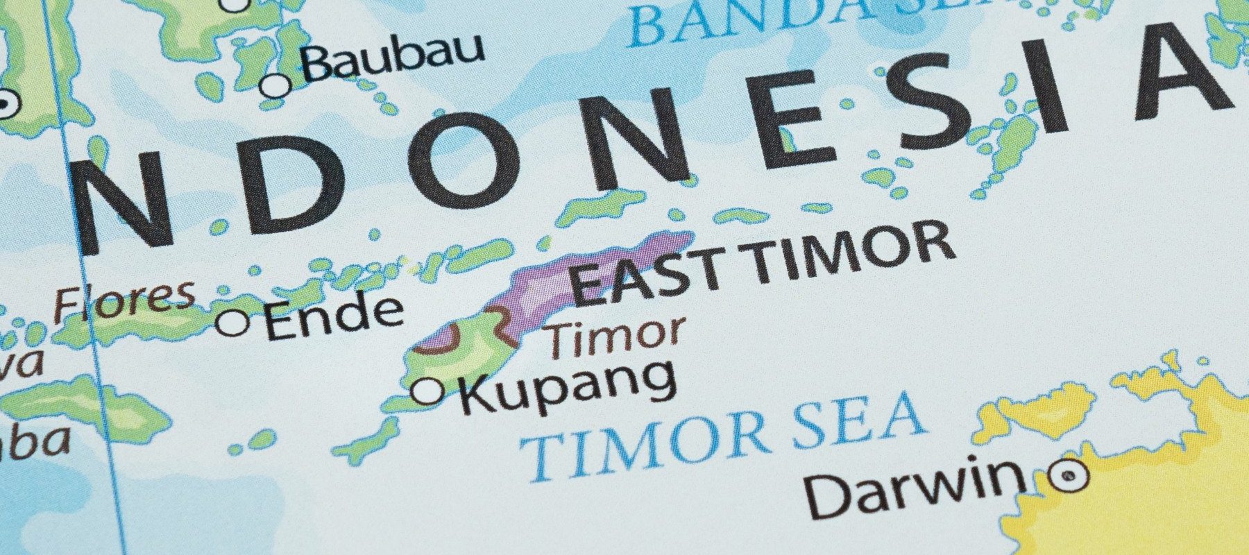 Un cuplu din provincia ACEH, INDONEZIA, a fost flagelat public cu 100 de lovituri de baston marți, după ce a fost condamnat de un tribunal islamic pentru relații sexuale extraconjugale