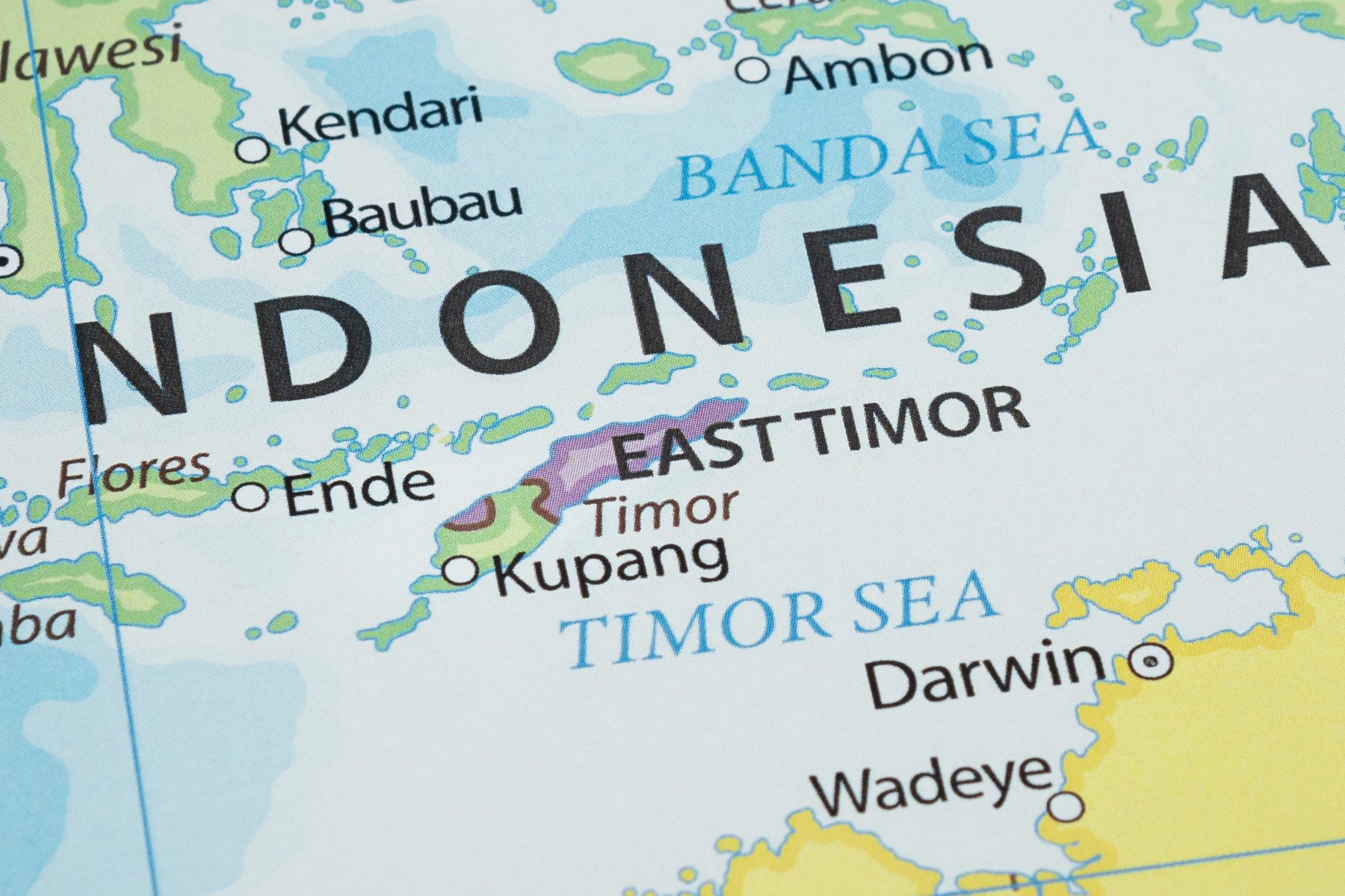 Un cuplu din provincia ACEH, INDONEZIA, a fost flagelat public cu 100 de lovituri de baston marți, după ce a fost condamnat de un tribunal islamic pentru relații sexuale extraconjugale