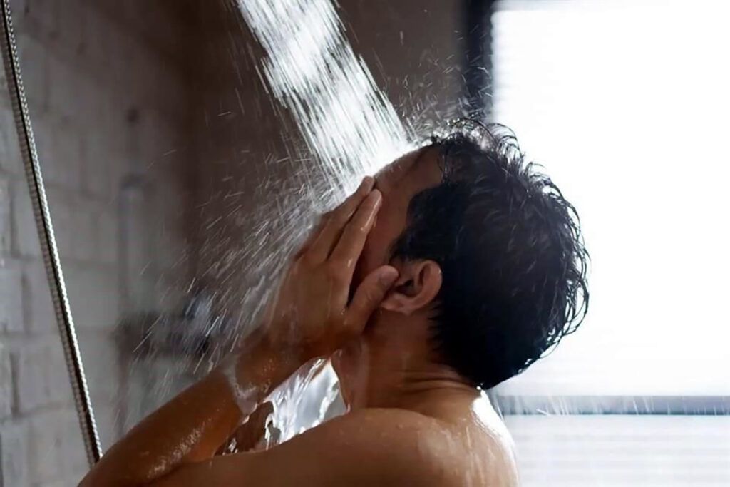 Nu mai faci duș zilnic? Harvard prezintă 4 motive șocante să reduci frecvența