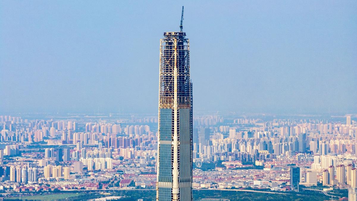 Mega-zgârie-nori de 596 de metri, finalizat după 18 ani! Unică atracție, fără locatari