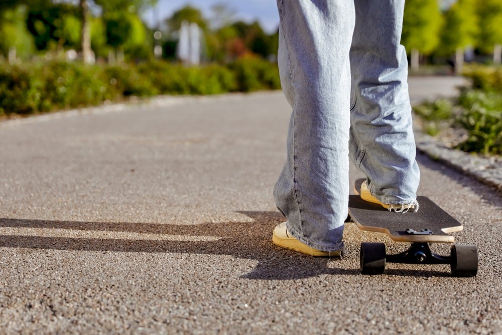Ai pus ochii pe un skateboard? Perfect! Dincolo de mișcare și adrenalină, skateboardingul este despre atitudine și stil