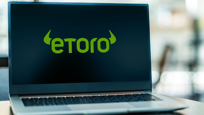 Investitorii individuali, atrași de sectoarele petrolier, minier și software, remodelează portofoliile pe fondul tensiunilor geopolitice și al progreselor în inteligența artificială București – Investitorii individuali au direcționat capitaluri semnificative către sectoarele energetic, minier și software în primul trimestru al anului 2026, conform datelor recente furnizate de eToro, platforma de tranzacționare și investiții