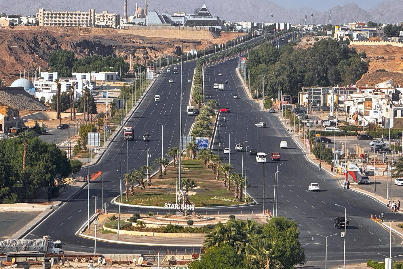 Cât a scos din buzunar un turist român pentru 500 km de taxi în Egipt?