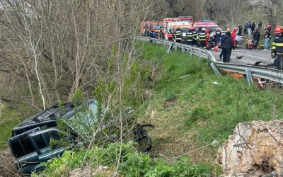 Accident grav la Sibiu: Un tânăr și doi adolescenți, la spital după impact
