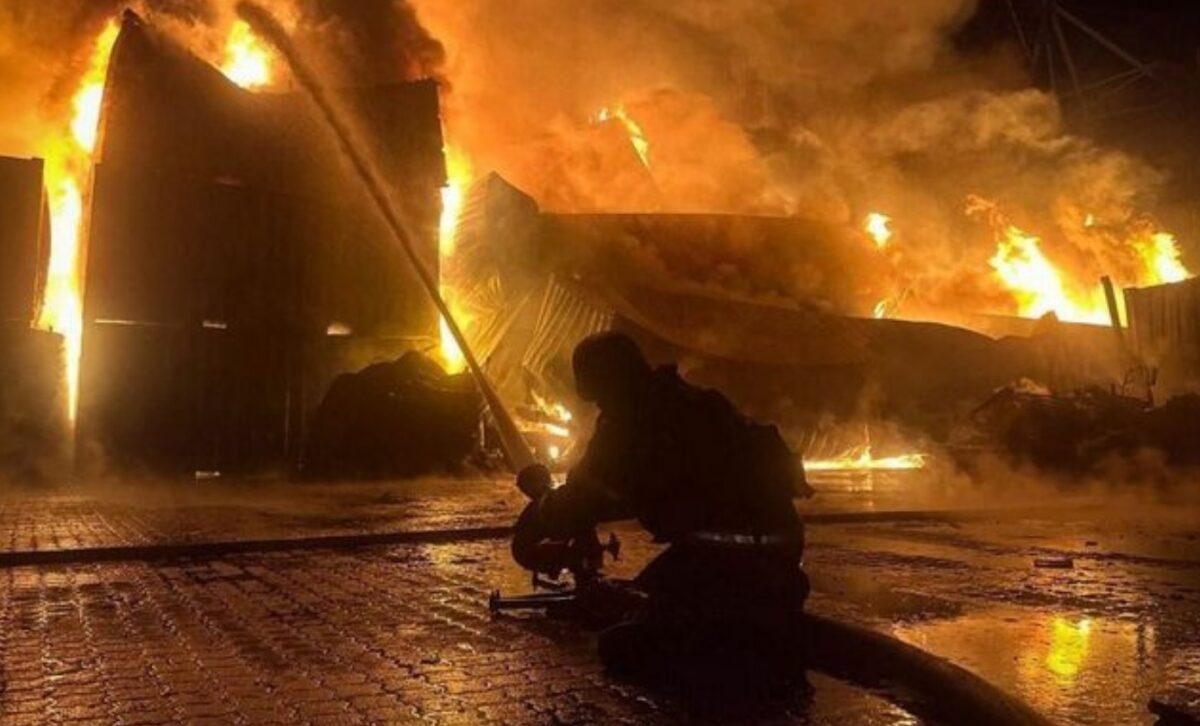 Doi tineri, reținuți la Galați: Au incendiat o casă