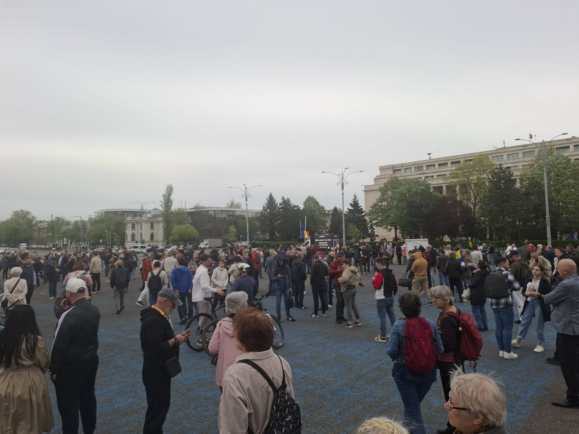 Proteste pro și contra Bolojan: Piața Victoriei versus sediul PSD din Kiseleff