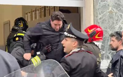 Jaf armat la Napoli: Hoți au luat 25 de ostatici într-o bancă!