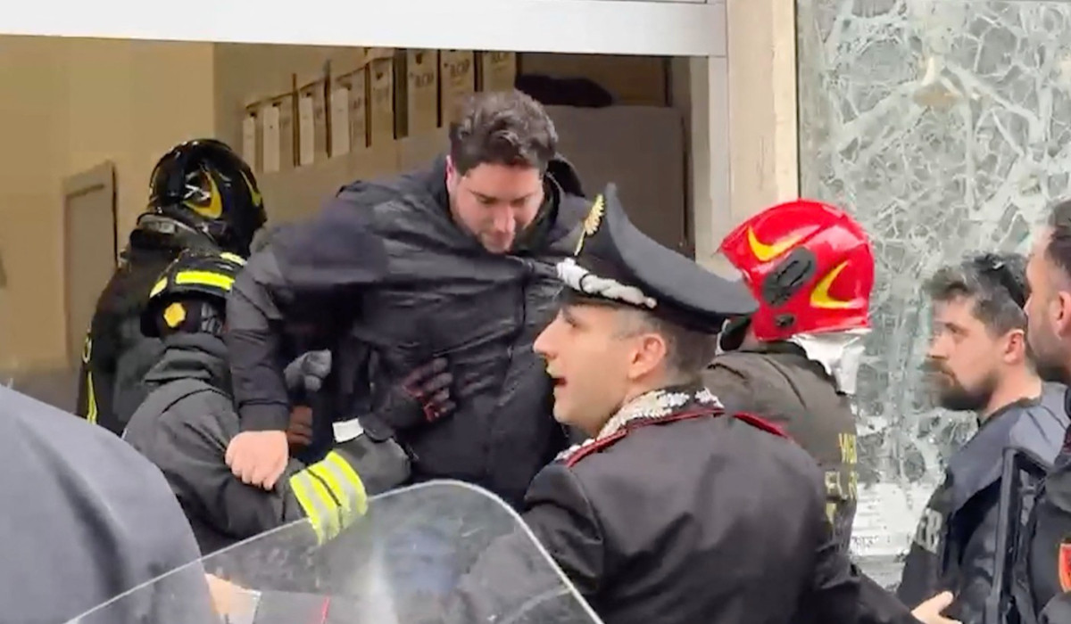 Jaf armat la Napoli: Hoți au luat 25 de ostatici într-o bancă!