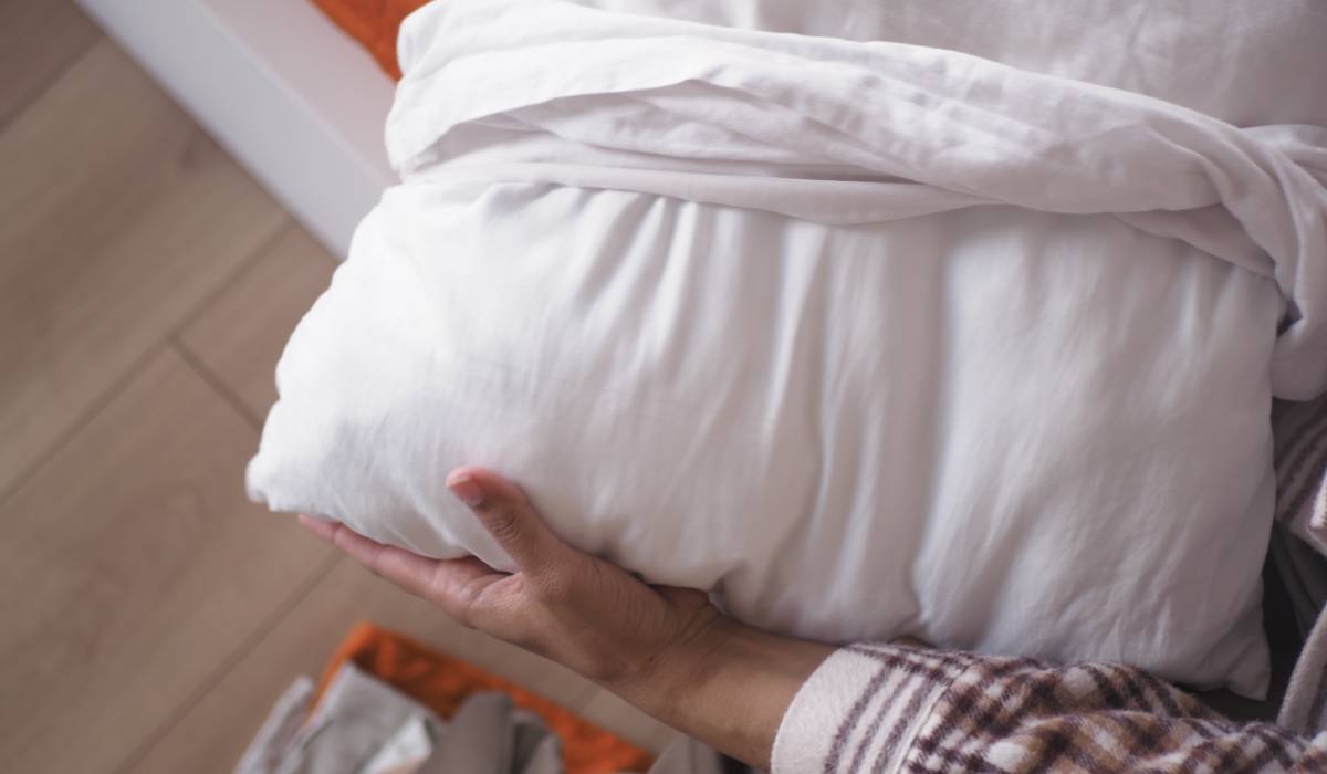 Cât de des trebuie SĂ SCHIMBI fața de pernă? Află răspunsul!
